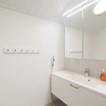 VillaVuokatti - Villa Pearl White Bathroom